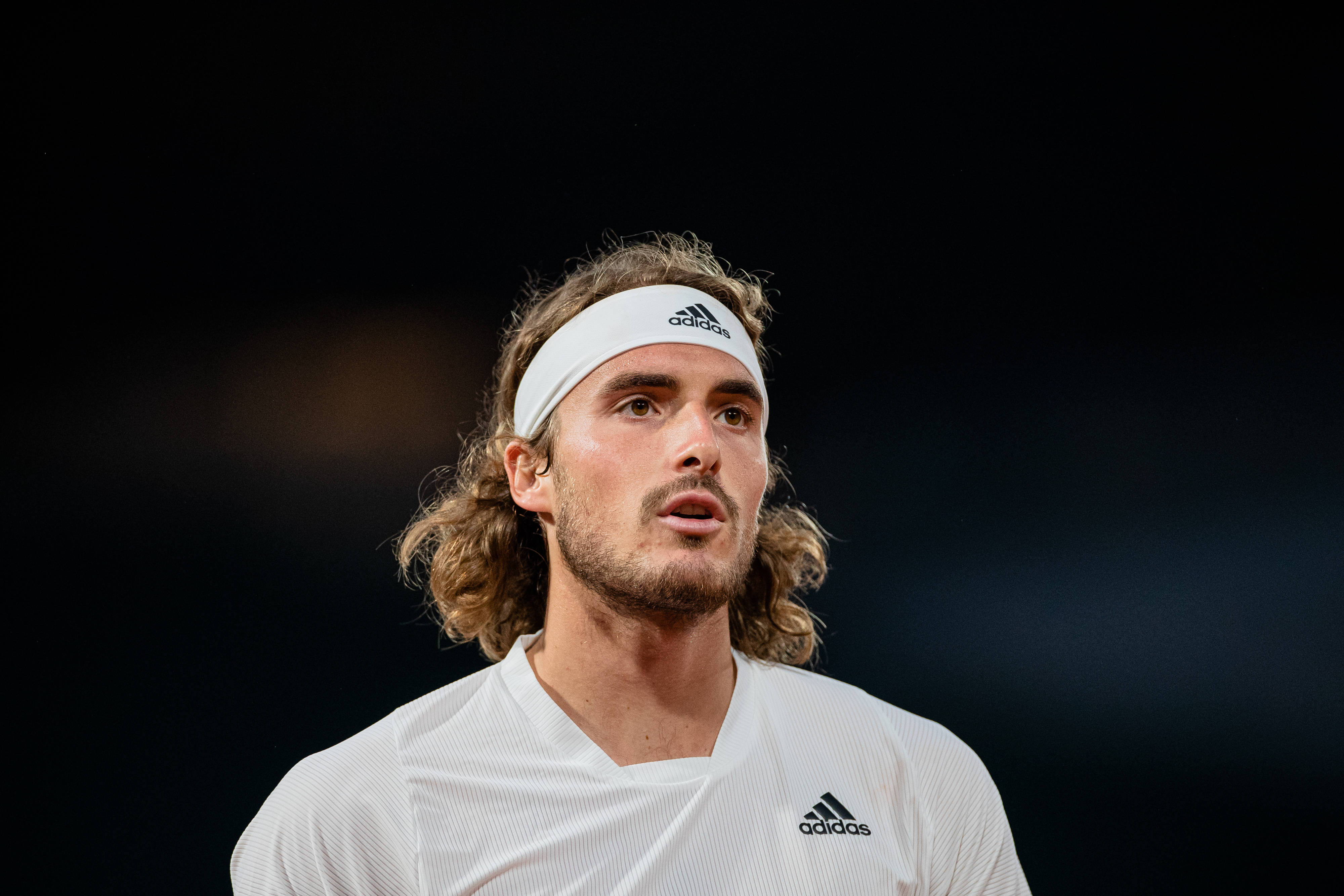 关于法国网球队鏖战英国网球队，西西帕斯三分雨点燃全场的信息