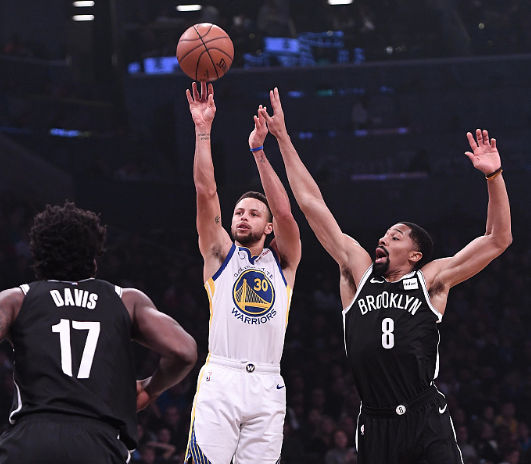 福建队横扫青岛队，库里统治全场