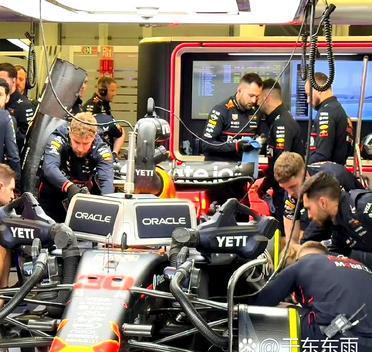 雷诺车队鏖战红牛二队,塞恩斯关键制胜 雷诺车队鏖战红牛二队,塞恩斯关键制胜