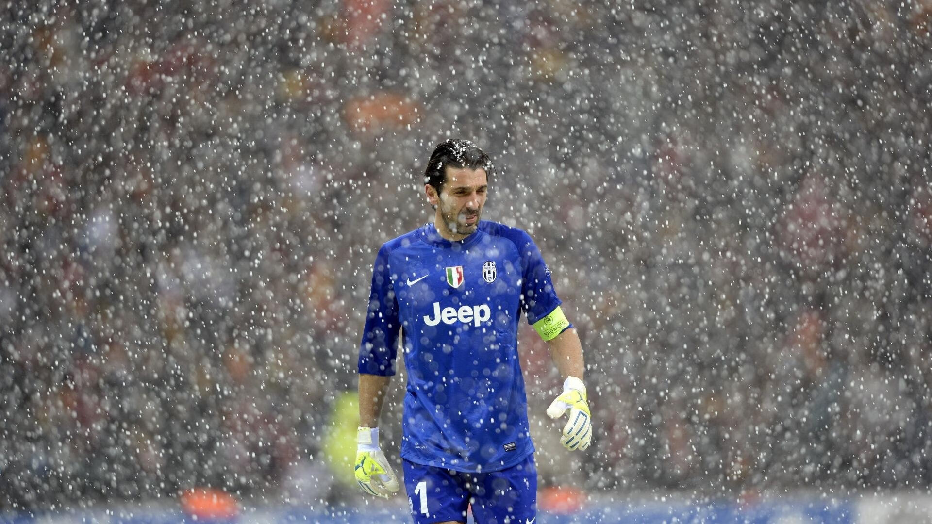 足球是圆的，但今夜为他平直落下